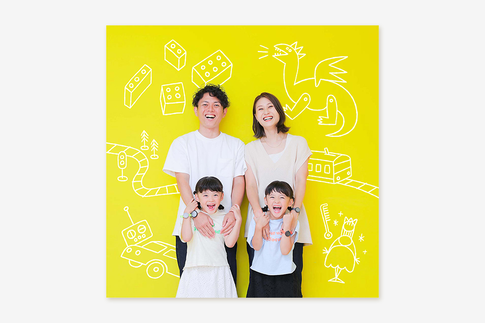 家族写真と背景に描かれた線画のおもちゃのイラスト